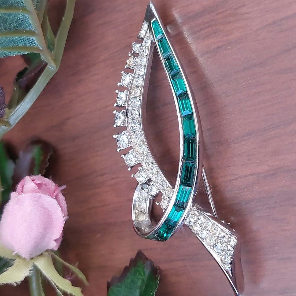 Vintage Boucher Emerald Green Baguette Leaf Brooch | Signed